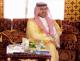 الأمير عبدالعزيز جالس في مخيم سعود الدويش بالصمان